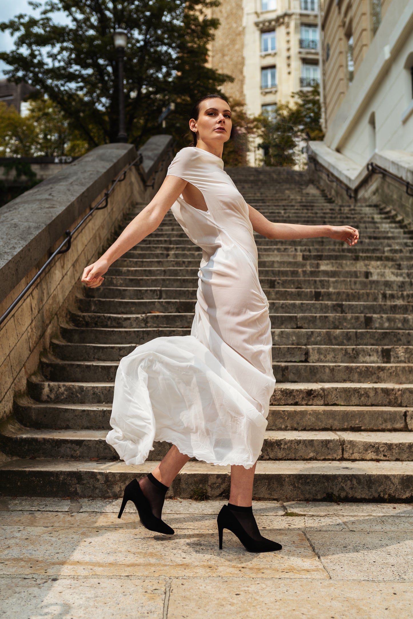 Robe drapée asymétrique longue en mousseline de soie légère