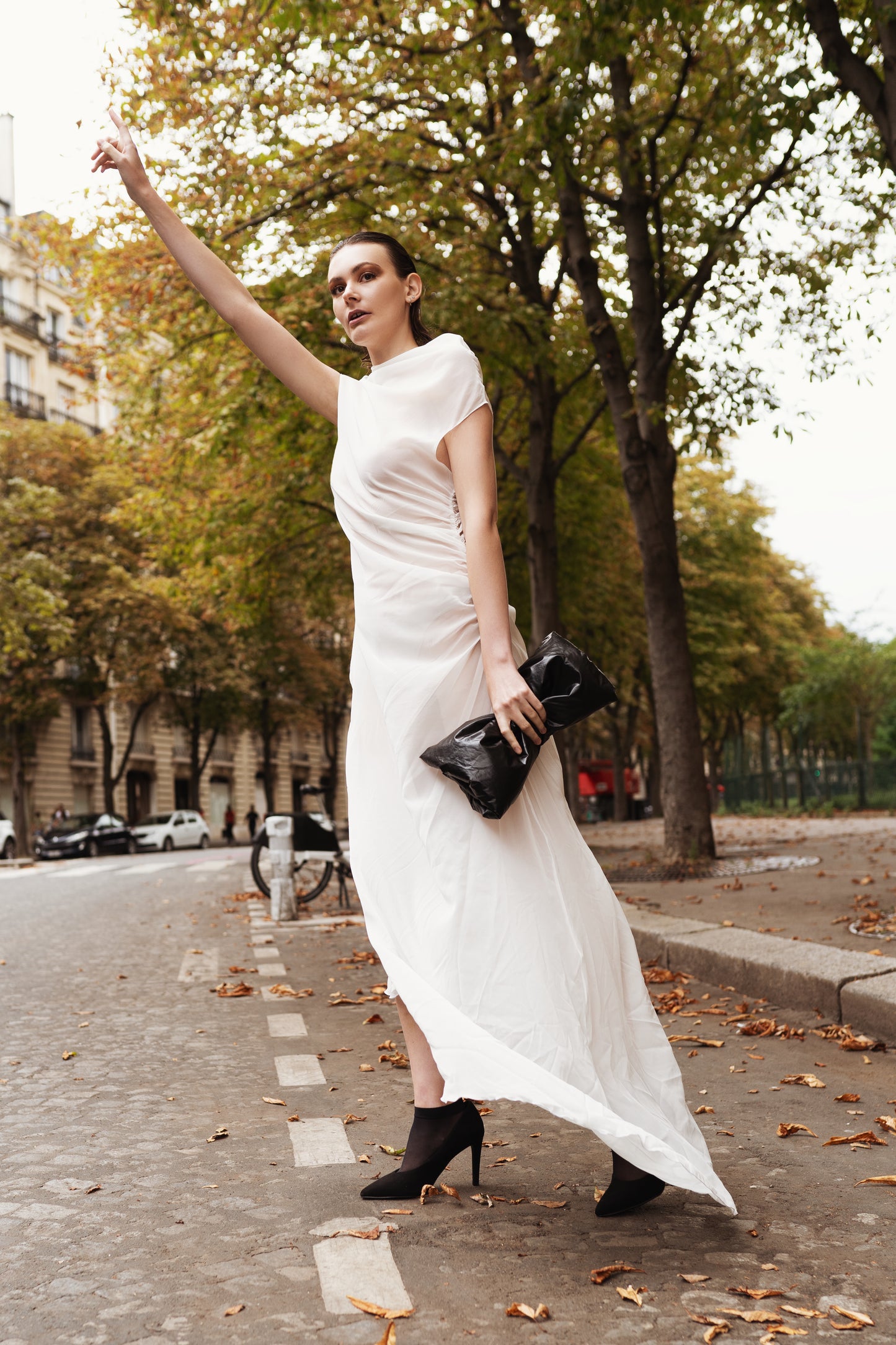 Robe drapée asymétrique longue en mousseline de soie légère